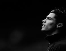 科维托娃在利物浦比赛中重返赛场，出色防守引发热议！赢得满堂喝彩