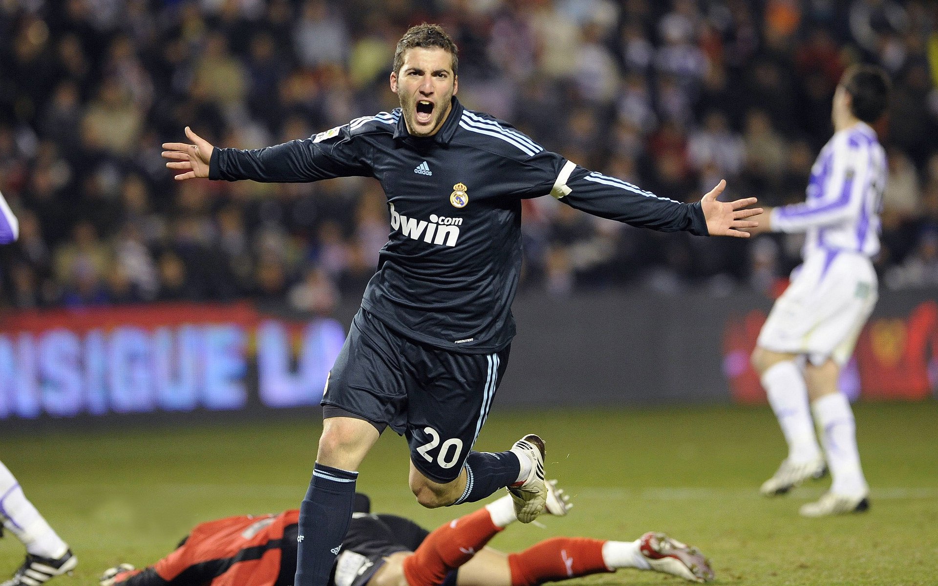 包含莱万多夫斯基连续二十场比赛得分超过反败为胜,拜仁不断突破!上演精彩一战的词条